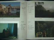 Dalam game puzzle horor Corporeal, Anda menyusun kembali album foto terkutuk dari tahun 1990-an