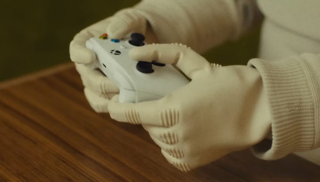 Saya resmi menjadi usang karena robot ini dapat mengoperasikan pengontrol Xbox, membuka makanan ringan yang tidak sehat, dan melakukan tindakan seksual yang canggung