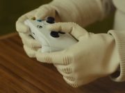 Saya resmi menjadi usang karena robot ini dapat mengoperasikan pengontrol Xbox, membuka makanan ringan yang tidak sehat, dan melakukan tindakan seksual yang canggung