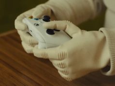 Saya resmi menjadi usang karena robot ini dapat mengoperasikan pengontrol Xbox, membuka makanan ringan yang tidak sehat, dan melakukan tindakan seksual yang canggung