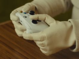 Saya resmi menjadi usang karena robot ini dapat mengoperasikan pengontrol Xbox, membuka makanan ringan yang tidak sehat, dan melakukan tindakan seksual yang canggung