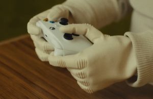 Saya resmi menjadi usang karena robot ini dapat mengoperasikan pengontrol Xbox, membuka makanan ringan yang tidak sehat, dan melakukan tindakan seksual yang canggung